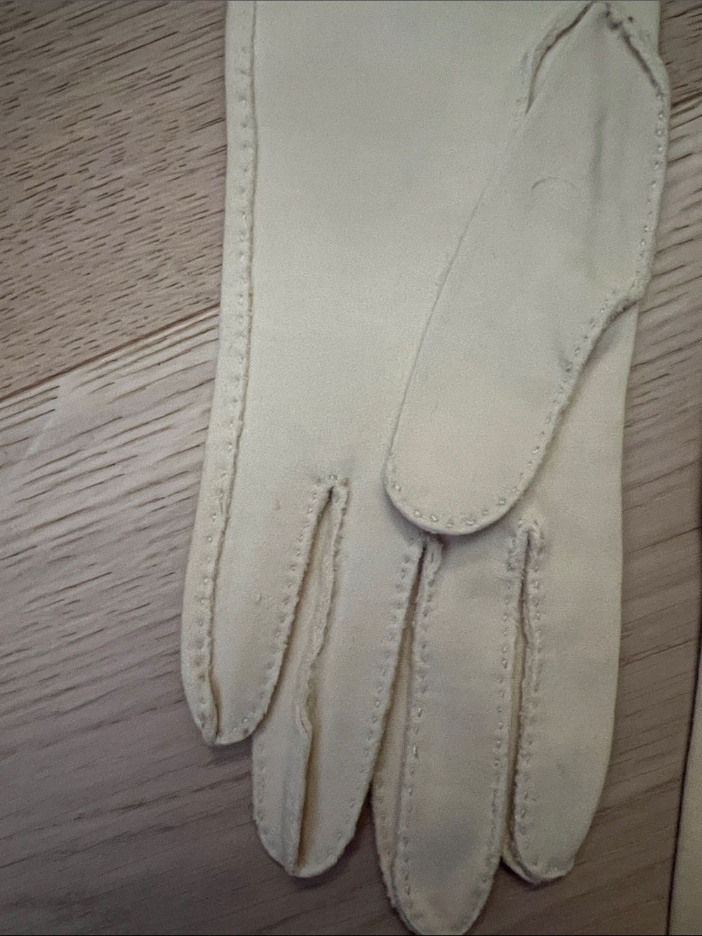 Wear Right Cream Gloves with Labelled Tag - Picture 4 of 10
